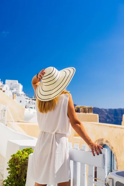 Viagem de luxo mulher de férias olhando para a vista na ilha de Santorini — Fotografia de Stock