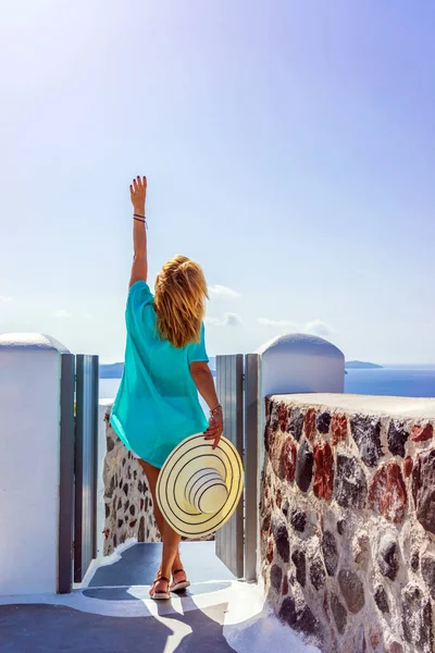 Viagem de luxo mulher de férias olhando para a vista na ilha de Santorini — Fotografia de Stock