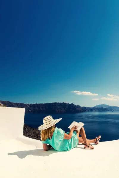 Viagem de luxo mulher de férias olhando para a vista na ilha de Santorini — Fotografia de Stock