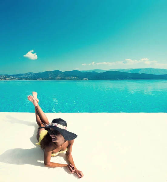 Mulher desfrutando de relaxamento na piscina e olhando para a vista em San — Fotografia de Stock