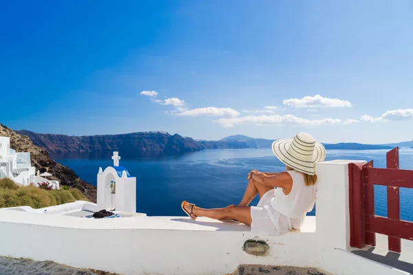 高級旅行サントリーニ島の景色眺めて休暇女性 — ストック写真