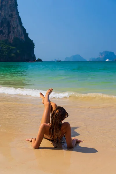 Cute kobieta relaks na plaży letniej. — Zdjęcie stockowe