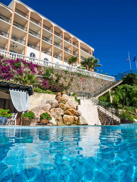 Piscina en el complejo vacacional de verano —  Fotos de Stock