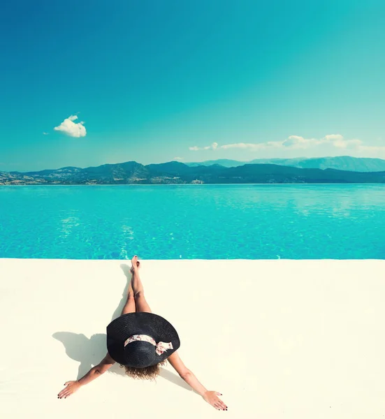 Donna godendo di relax in piscina e guardando la vista a San — Foto Stock