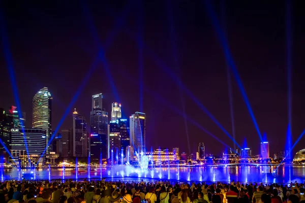 Spektren Licht und Wasser zeigen Marina Bay Sand Casino Hotel hinunter zu — Stockfoto