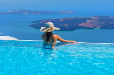 Dinlenme havuzu zevk ve manzaraya bakarak kadın