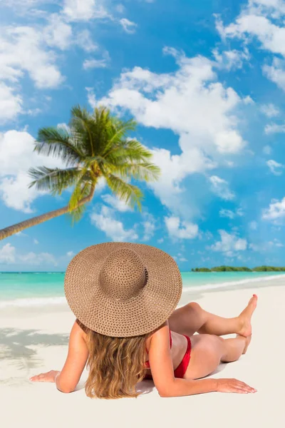 Brunett solbränd flicka i badkläder njuter av stranden — Stockfoto