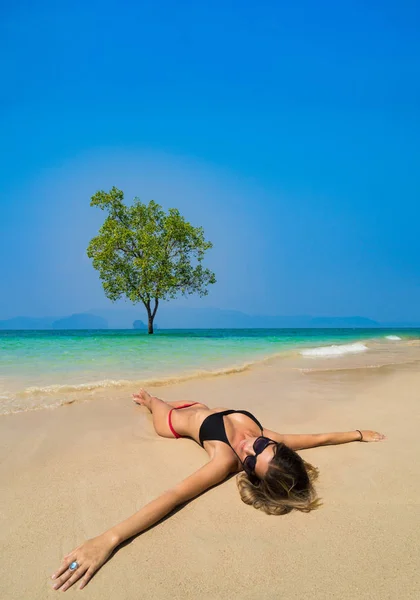 Mujer linda relajarse en la playa de verano . — Foto de Stock