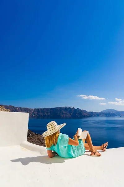 Voyage de luxe femme qui regarde la vue sur l'île de Santorin — Photo