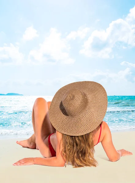 Morena bronzeada menina em maiô desfrutando da praia — Fotografia de Stock