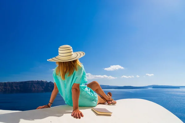 Lüks seyahat görünümü Santorini Adası bakarak kadın — Stok fotoğraf