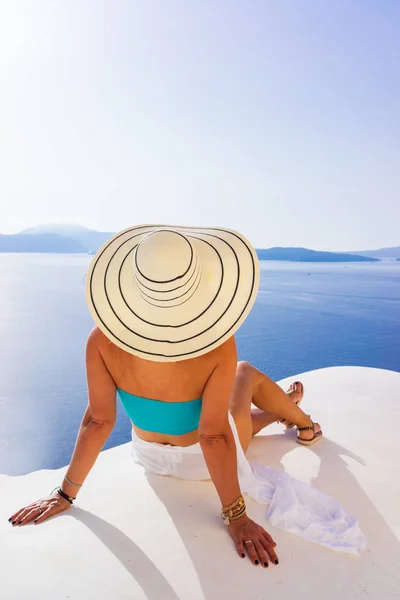 Viagem de luxo mulher de férias olhando para a vista na ilha de Santorini — Fotografia de Stock