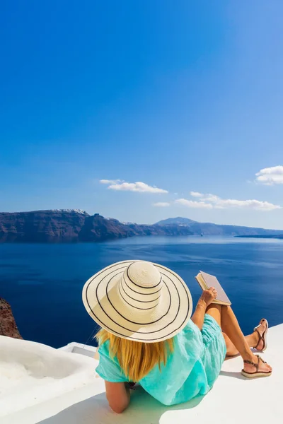 Luxusní cestování dovolená ženy při pohledu na pohled na ostrově Santorini — Stock fotografie