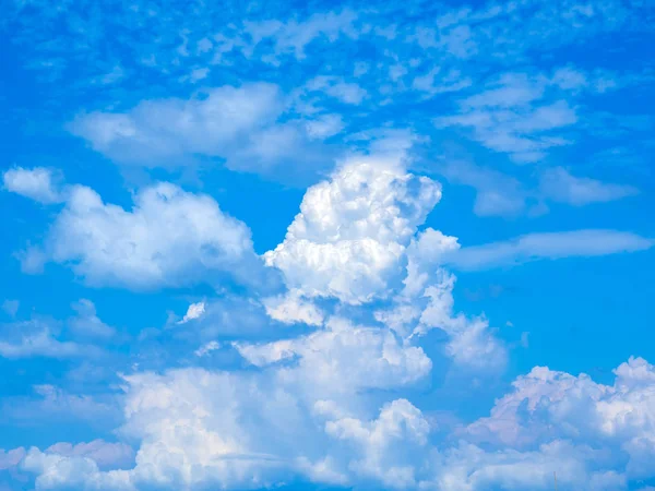 Linda paisagem nublada em um dia ensolarado — Fotografia de Stock