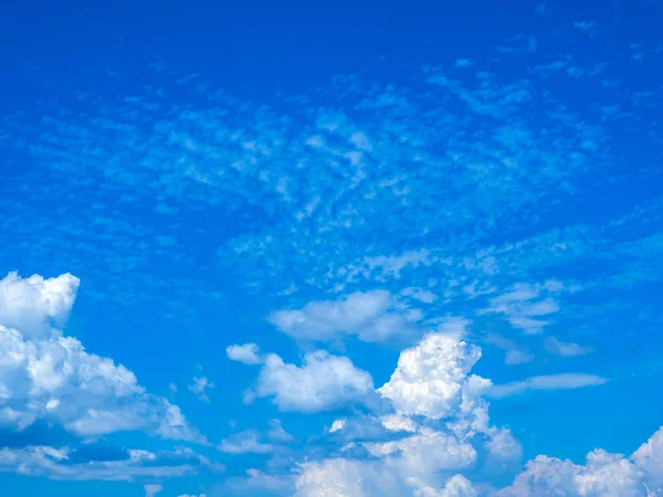 Schöne Wolkenlandschaft an einem sonnigen Tag — Stockfoto