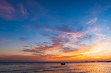 Günbatımında tropik plaj