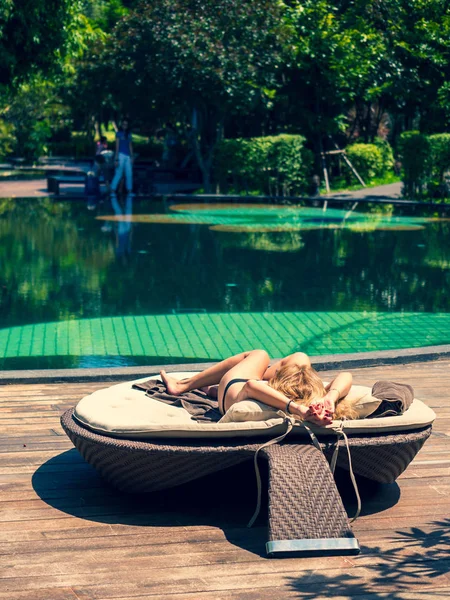 Mooie vrouw ontspannen door aan het zwembad — Stockfoto