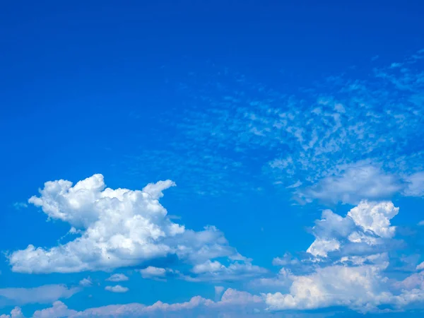 Prachtig wolkenlandschap op een zonnige dag — Stockfoto