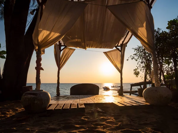 Plage tropicale au coucher du soleil — Photo