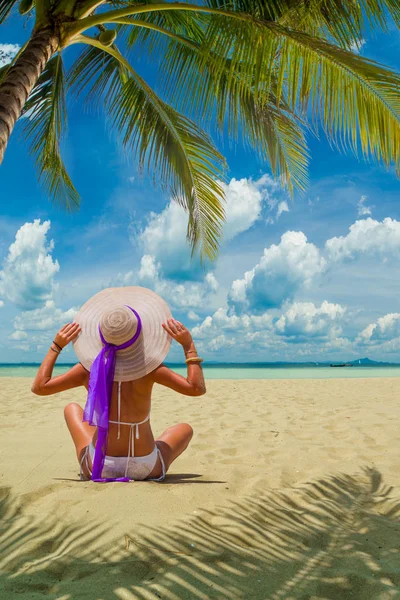 Cute kobieta relaks na plaży letniej. — Zdjęcie stockowe