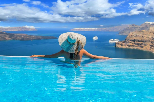 Mujer disfrutando de la relajación en la piscina y mirando a la vista —  Fotos de Stock