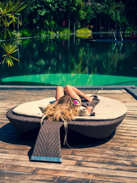 Красива жінка розслабляється біля басейну — стокове фото