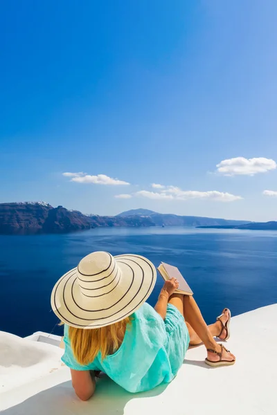 Vacanza di lusso donna guardando la vista sull'isola di Santorini — Foto Stock