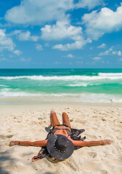 Donna prendere il sole sulla spiaggia tropicale — Foto Stock