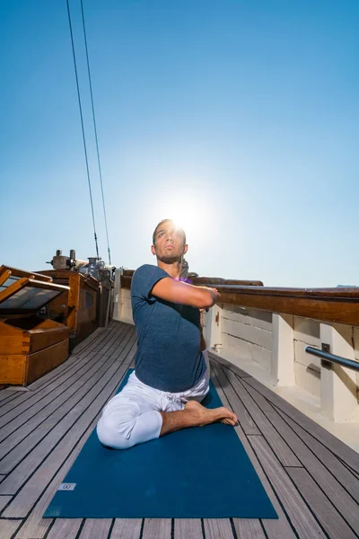 Мужчина практиковал йогу на парусной яхте — стоковое фото