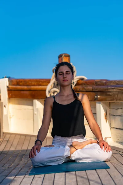 Donna che pratica Yoga su uno yacht a vela — Foto Stock