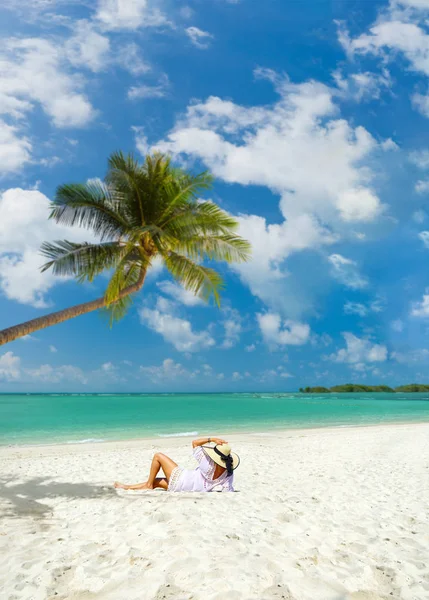 Frau am Strand in Thailand — Stockfoto