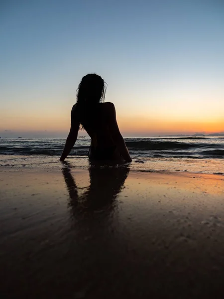 Bain de soleil femme sur la plage tropicale — Photo