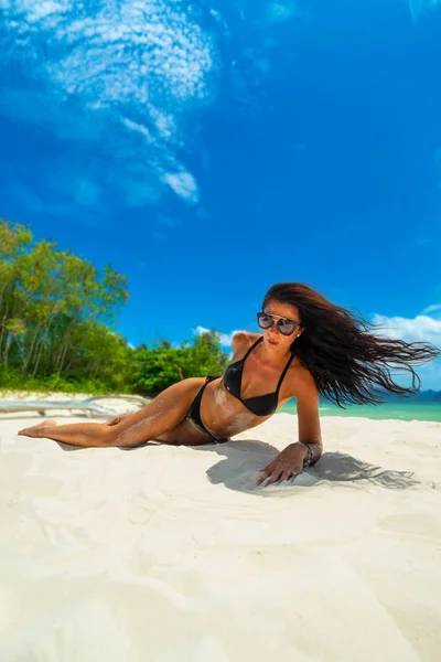 熱帯ビーチで日光浴をしている女性は — ストック写真