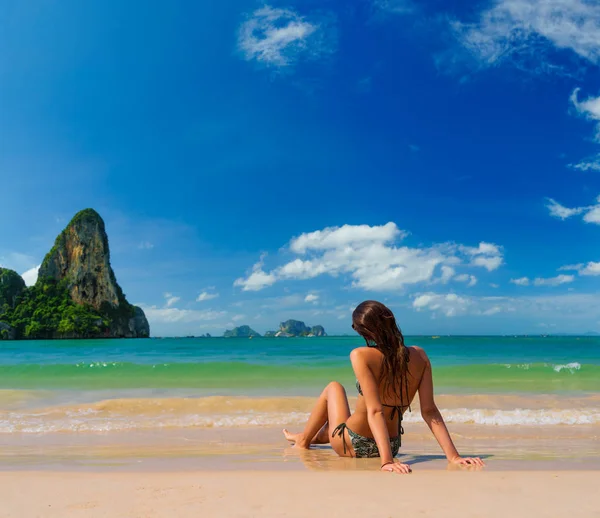 Χαριτωμένη γυναίκα χαλαρώνοντας στην παραλία του καλοκαιριού. — Φωτογραφία Αρχείου