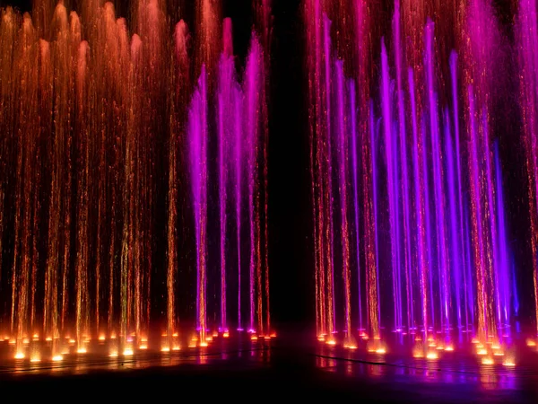 Кольоровий декоративний танцювальний водяний струмінь призвів до світлого шоу на фонтані — стокове фото