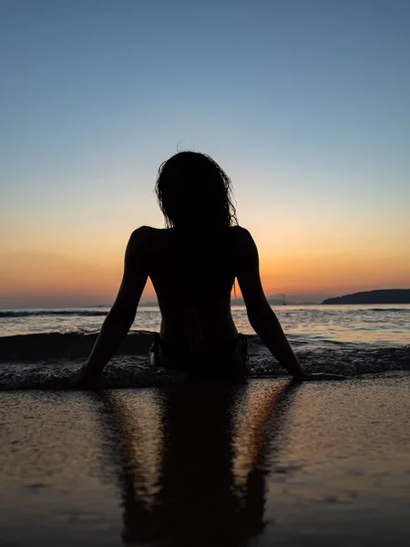 Vrouw zonnebaden op het tropische strand — Stockfoto