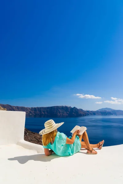 Luxe reizen vakantie vrouw kijkt aan uitzicht op Santorini eiland — Stockfoto