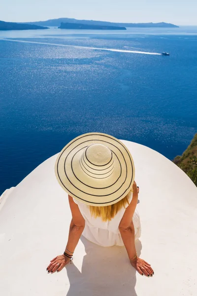 Luksusowych podróży wakacje włos ogląda widok na wyspie Santorini — Zdjęcie stockowe