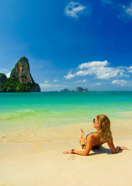 Femme mignonne se détendre sur la plage d'été . — Photo