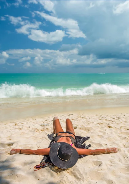 Nő napozás a trópusi strandon — Stock Fotó