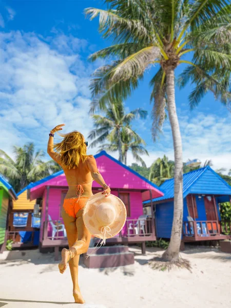 热带海滩上的日光浴妇女 — 图库照片