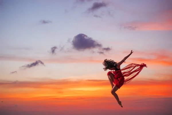 Артистка балета на закате — стоковое фото