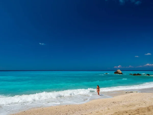 Kvinna vid stranden i Lefkas — Stockfoto