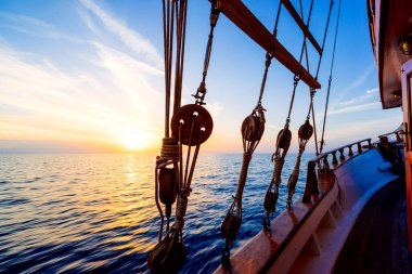 Seyir sırasında yelkenli güverte günbatımında 