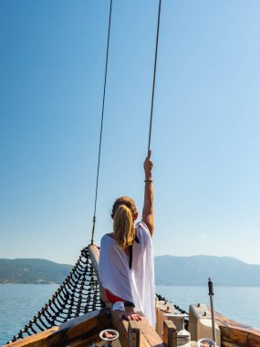 İyon Denizi 'nde yelken açan kadın 