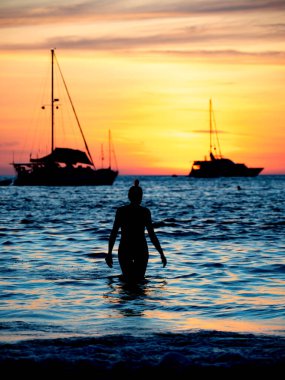 Nai Harn plajı gün batımında.