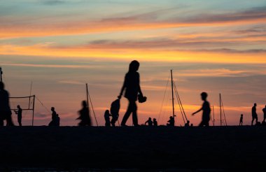 Nai Harn plajı gün batımında.