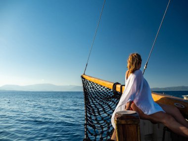 İyon Denizi 'nde yelken açan kadın 