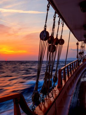 Seyir sırasında yelkenli güverte günbatımında 