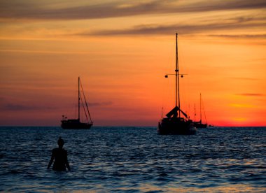 Nai Harn plajı gün batımında.
